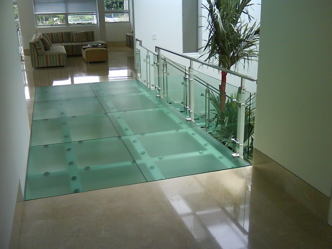 sklenená podlaha na chodbe